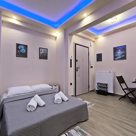 Cozy For 2 Persons Near Port Apartment